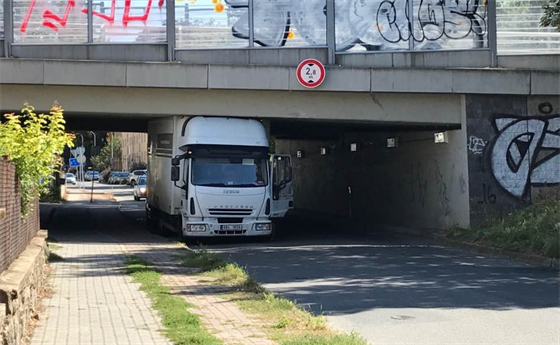 Kamion neprojel pod mostem ve Fanderlíkov ulici v aboveskách.
