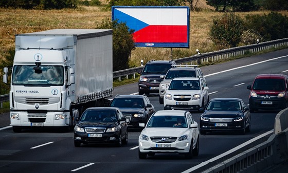 Billboardy u eských dálnic v pondlí hromadn zmnily svj obsah, nov na nich...