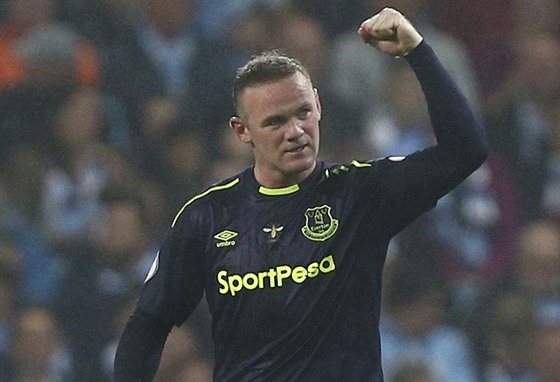 JE TAM. Wayne Rooney, útoník Evertonu, slaví gól . 200 v zápasech Premier...