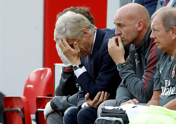 ZMAR. Trenér Arséne Wenger se drí za hlavu. Arsenal dostal od Liverpoolu...