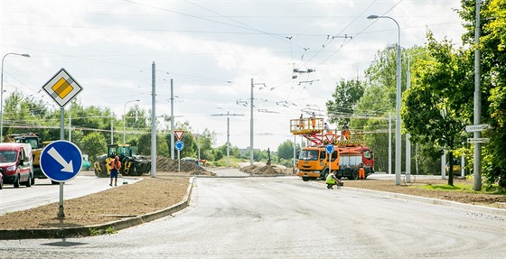 Dlníci dokonují okruní kiovatku na kíení Husovy tídy a Strakonické...