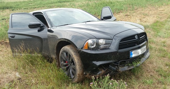 Dodge ujídjící na Vykovsku policistm skonil zaklínn na polní cest.