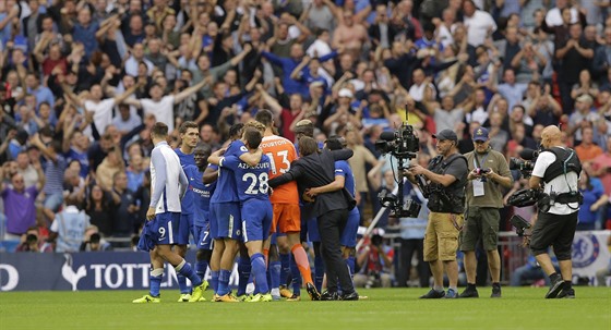 VÍTZNÁ RADOST. Fotbalisté Chelsea slaví vítzství proti Tottenhamu.