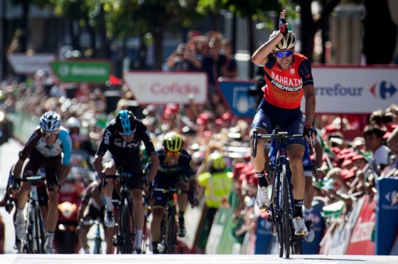 RALOK VÍTZÍ. Vincenzo Nibali projídí cílem tetí etapy Vuelty s rukou ve...