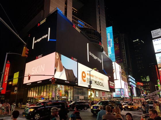 Poutáním na pedstavení Notu 8 ozdobil Samsung i Times Square
