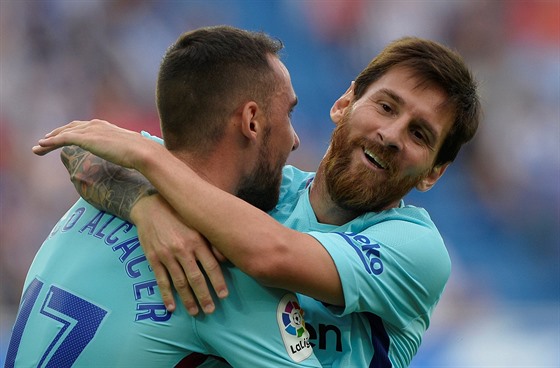 GÓLOVÁ RADOST. Lionel Messi oslavuje gól, gratuluje mu Paco Alcacer. Barcelona...