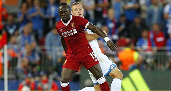 Pavel Kadeábek (vpravo) z Hoffenheimu v souboji se Sadiem Manem z Liverpoolu.