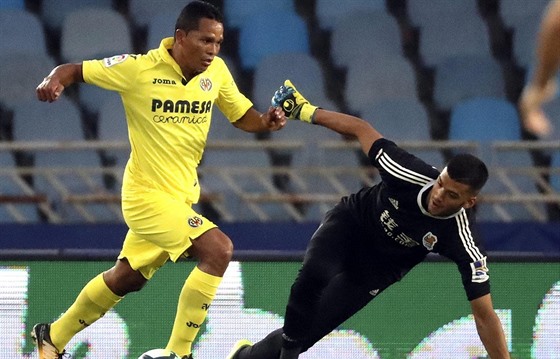 Branká Geronimo Rulli ze San Sebastianu brání   Carlose Baccu z Villarrealu.