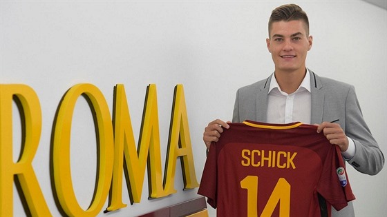 Patrik Schick s dresem svého nového klubu.