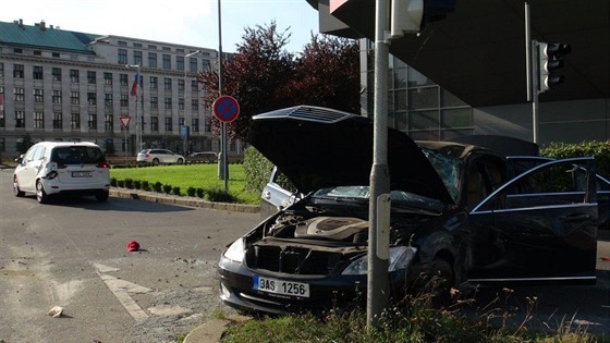 Na nájezdu na Wilsonovu ulici v Praze se srazila dv auta (29.8.2017)