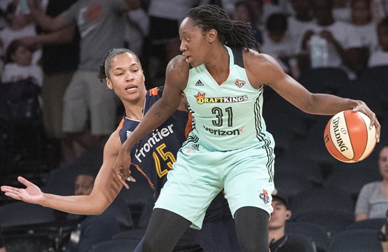 Tina Charlesová (vpravo) z New York Liberty útoí pes Alyssu Thomasovou z...