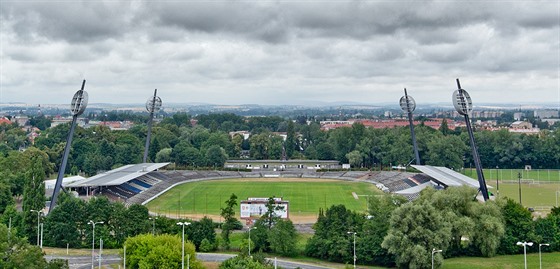 Západní tribuna souasného stadionu v Hradci Králové (zcela vlevo) se jet...