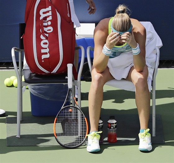 Hlava v dlaních. Tereza Martincová se trápila v prvním kole tenisového US Open.
