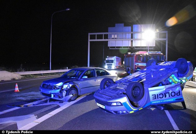 idi vjel do policejního zátarasu, policejní vz pevrátil na stechu...