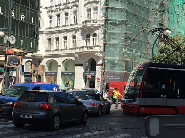 Kvli rozkopané silnici u Národního divadla stály auta i tramvaje v kolon...