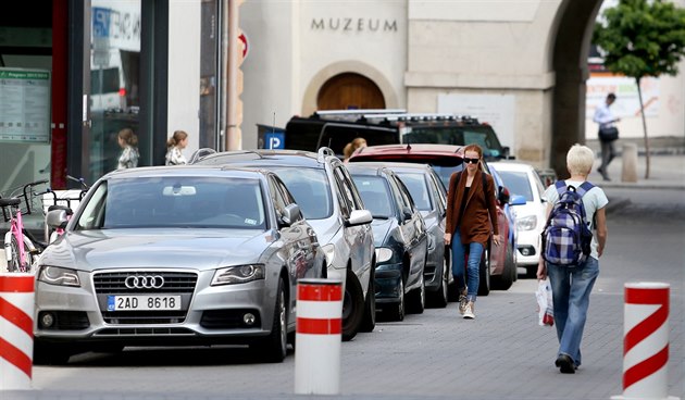 O parkování v centru Brna je velký boj. Magistrát chce situaci vyeit...