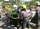 ofér závodního vozu nezvládl u obce Vlková ízení a skonil s autem...