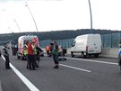 Záchranné jednotky zasahují u nehody motorkáe na Radotínském most. (21. srpna...