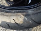 Otisk kovového háku na pneumatice motorky (21. srpna 2017)