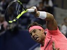 Svtov jednika Rafael Nadal servruje v prvnm kole US Open.