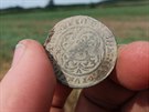 Více než tisícovka stříbrných mincí z přelomu 14. a 15. století obsahuje mimo...