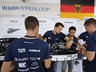 Vítězný tým WARR pracuje na své soutěžní kapsli pro systém Hyperloop. Vítězný tým WARR pracuje na své soutěžní kapsli pro systém Hyperloop.