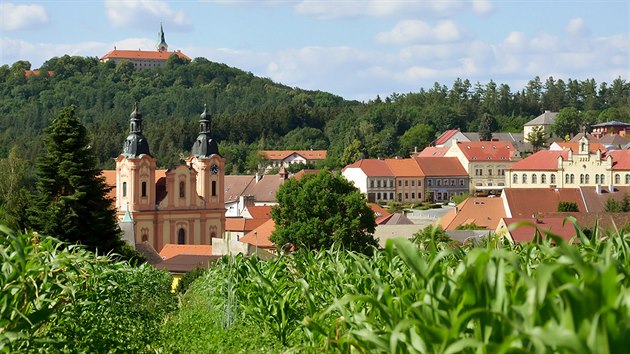 Panorama Nepomuku s neodmyslitelnou kulisou Zelené hory. Panorama Nepomuku s neodmyslitelnou kulisou Zelené hory.
