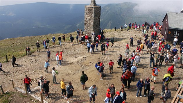 Turisté na vrcholu Sněžky Turisté na vrcholu Sněžky