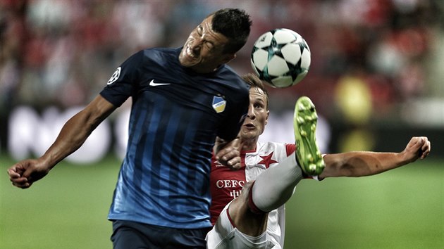 Obránce Jesús Rueda z APOEL Nikósie v souboji s Janem Bořilem, slávistickým... Obránce Jesús Rueda z APOEL Nikósie v souboji s Janem Bořilem, slávistickým...