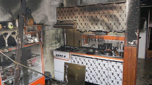 Požár v panelovém domě v Plzni na Košutce zřejmě způsobila powerbanka. (22. 8.... Požár v panelovém domě v Plzni na Košutce zřejmě způsobila powerbanka. (22. 8....