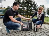 Studenti Marek Kucbel a Barbora Švédová ukazují přístroj, který sbírá prach z... Studenti Marek Kucbel a Barbora Švédová ukazují přístroj, který sbírá prach z...