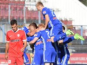 GÓLOVÁ RADOST. Fotbalisté Sigmy Olomouc slaví gól do sítě Brna. GÓLOVÁ RADOST. Fotbalisté Sigmy Olomouc slaví gól do sítě Brna.