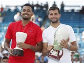 Grigor Dimitrov (vpravo) s pohrem pro vtze Western & Southern Open. Vedle...