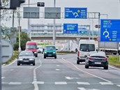 Doprava u vjezdu nového dálničního úseku D11 přes Kukleny v Hradci Králové je... Doprava u vjezdu nového dálničního úseku D11 přes Kukleny v Hradci Králové je...