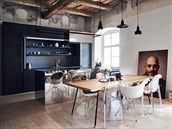 Vysoká kuchyňská sestava má dvířka s betonovým povrchem v černém odstínu. Končí... Vysoká kuchyňská sestava má dvířka s betonovým povrchem v černém odstínu. Končí...