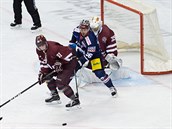 Sparťanský brankář Sami Aittokallio sleduje, co se před ním děje v duelu proti... Sparťanský brankář Sami Aittokallio sleduje, co se před ním děje v duelu proti...
