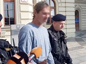 Dvaačtyřicetiletý bezdomovec obviněný z vraždy kamaráda bude čekat na rozsudek... Dvaačtyřicetiletý bezdomovec obviněný z vraždy kamaráda bude čekat na rozsudek...