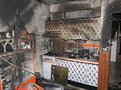 Požár v panelovém domě v Plzni na Košutce zřejmě způsobila powerbanka. (22. 8.... Požár v panelovém domě v Plzni na Košutce zřejmě způsobila powerbanka. (22. 8....