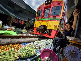 Maeklong Railway, Thajsko. eleznice a trh na jednom míst  doslova....