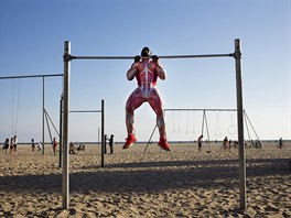 SVALOVEC. Fitness trenér Darren Gumbs posiluje na plái v Santa Monice v...