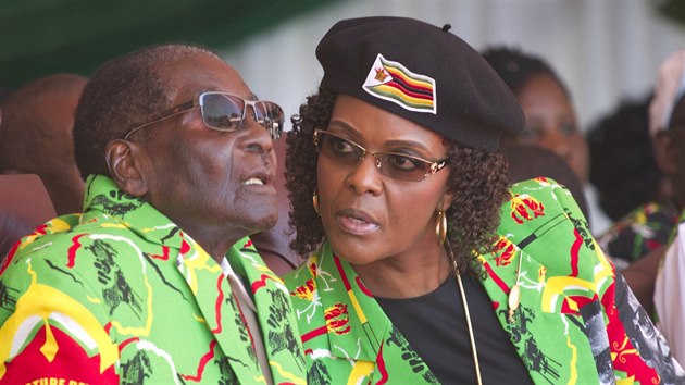 Prezident Zimbabwe Robert Mugabe se svoj enou Grace na mtinku mladch pznivc sv strany ZANU-PF ve mst Marondera (2. ervna 2017)