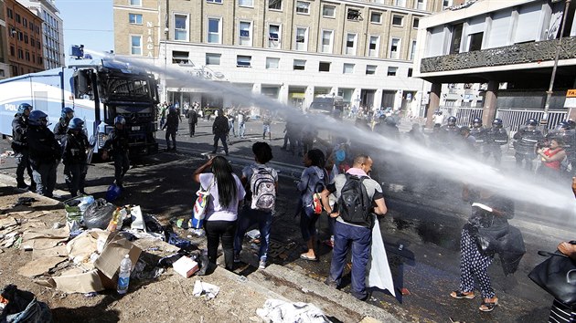 Italsk policie vyklidila park v centru ma, kter obsadili uprchlci z Eritreje. (23. srpna 2017)