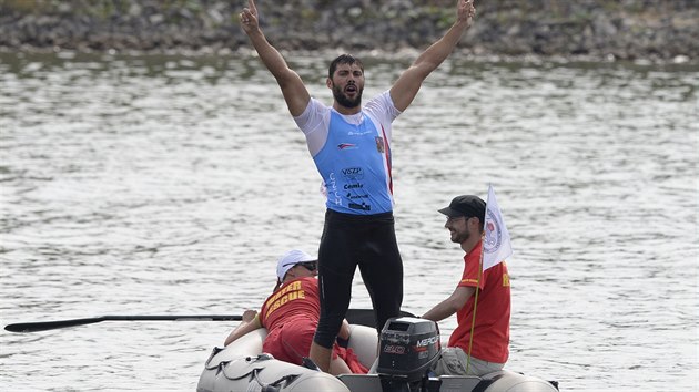 JE TO ZLATO. Josef Dostál slaví triumf v závodu na 500 metrů.
