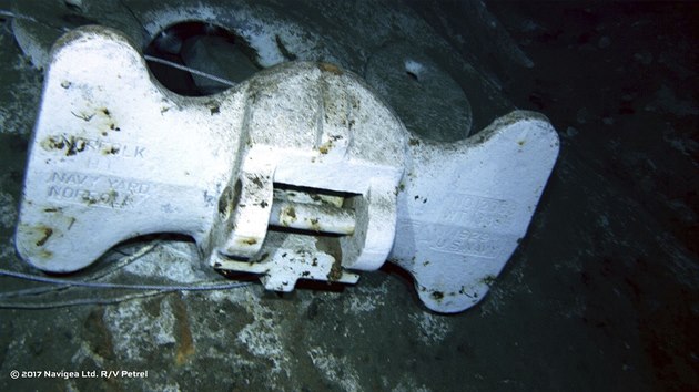 Vrak americkho vlenho kinku Indianapolis, kter 30. ervence 1945 potopila japonsk ponorka v Tichm ocenu. Na kotv lze jet spatit oznaen "U.S. Navy" a "Navy Yard Norfolk" (19.8.2017).