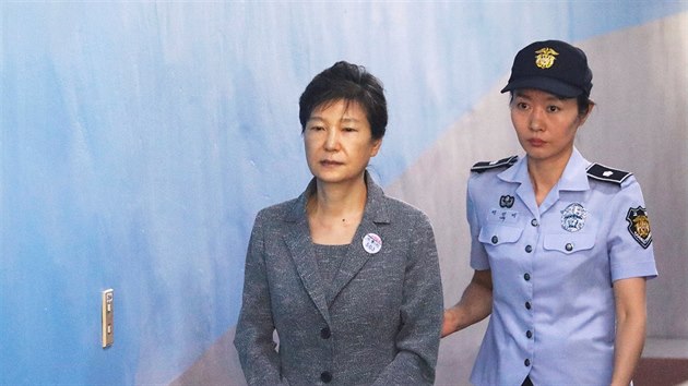 Bval jihokorejsk prezidentka Pak Kun-hje pichz k soudu (25. srpna 2017)