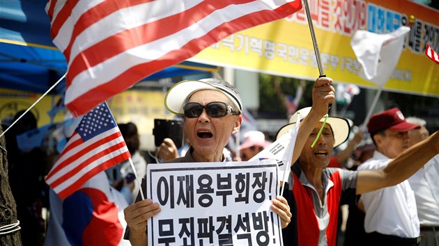 Protest stoupenc sesazen jihokorejsk prezidentky Pak Kun-hje (25. srpna 2017)