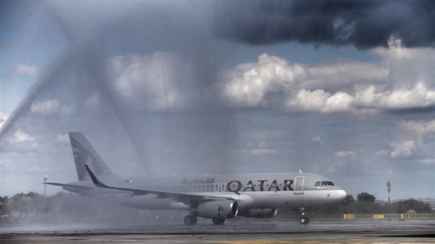 Letadlo spolenosti Qatar Airways 21. srpna poprv slavnostn pistlo na Letiti Vclava Havla.