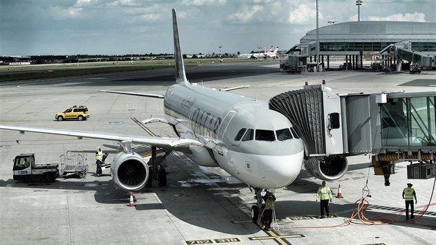 Letadlo spolenosti Qatar Airways 21. srpna poprv slavnostn pistlo na Letiti Vclava Havla.