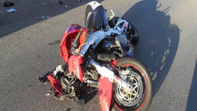 Pi dopravn nehod v Chebu zemel mlad motork, kter naboural dv zaparkovan auta.