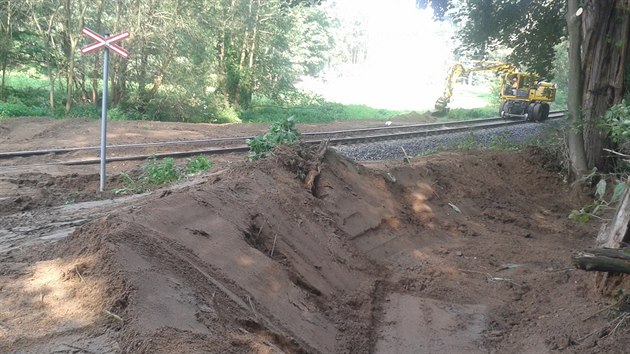 Zamstnanci Sprvy eleznin dopravn cesty dvaj do podku eleznici u Niovic, kde v nedli vykolejil osobn vlak.
